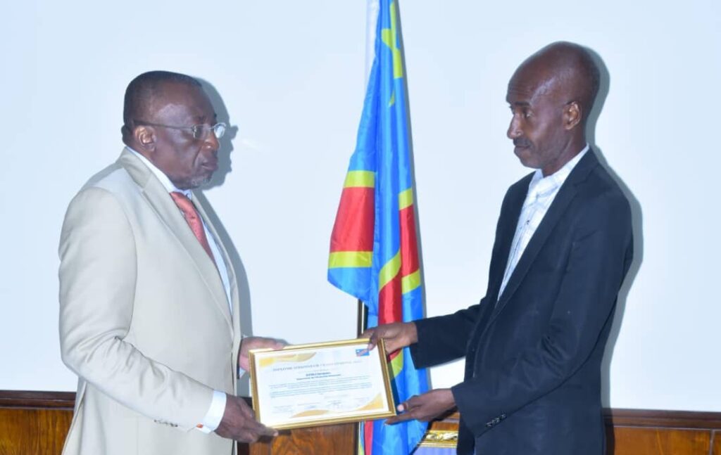 djoli-prof-1-1024x647 POLITIQUE : Le forum francophone décerne un diplôme d'honneur à Jacques Djoli