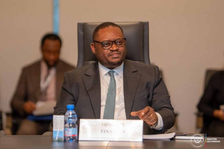RDC : DOUDOU FWAMBA RASSURE LA PAIE DES FONCTIONNAIRES PUBLICS .