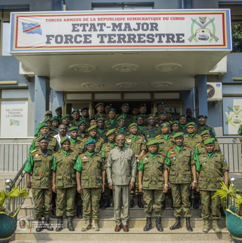 Défense : Guy Kabombo visite l’État major de force terrestre et la première zone de défense