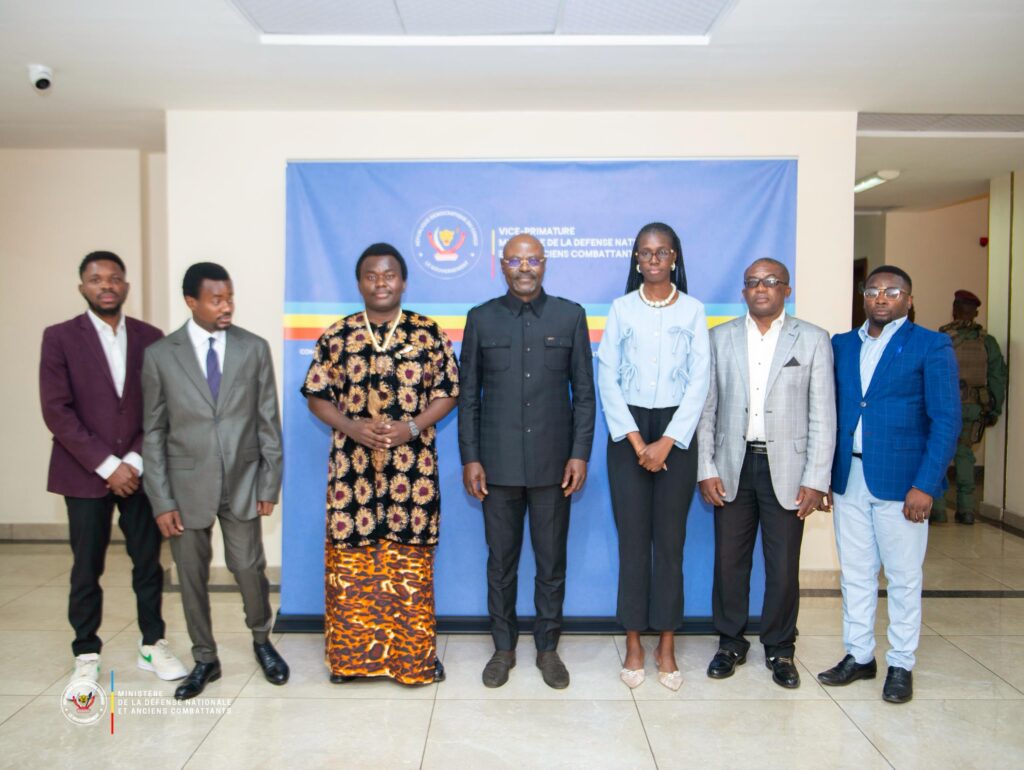 Sécurité au sud-kivu :Le Mwami de la chefferie Bavira reçu en audience par le vpm de la défense nationale Guy Kabombo Muadiamvita