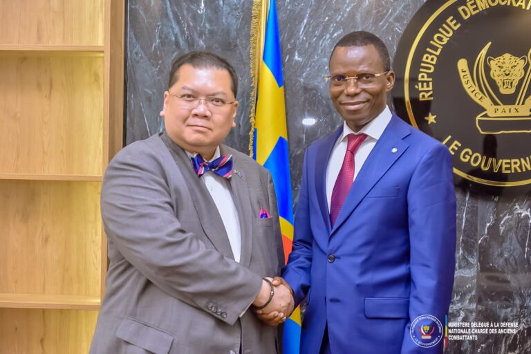 Anciens combattants : Eliezer Ntambwe et le diplomate américain Peter Pham échangent sur la situation des anciens combattants en RDC