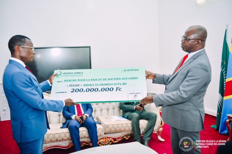 Soutien aux FARDC : le Bureau de l’Assemblée nationale remet au Ministre délégué Eliezer Ntambwe une enveloppe symbolique de l’église Pentecôtiste lumière du monde