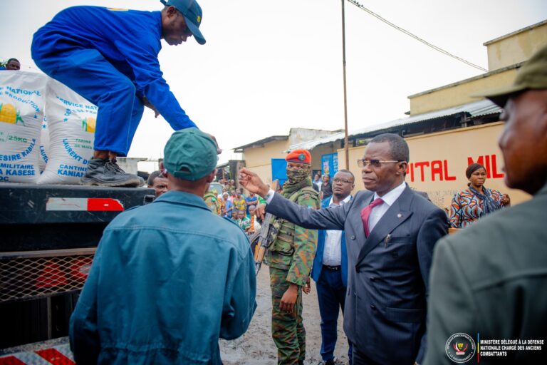 Kinshasa : le Ministre Eliezer Ntambwe lance la cantine populaire au profit des anciens combattants