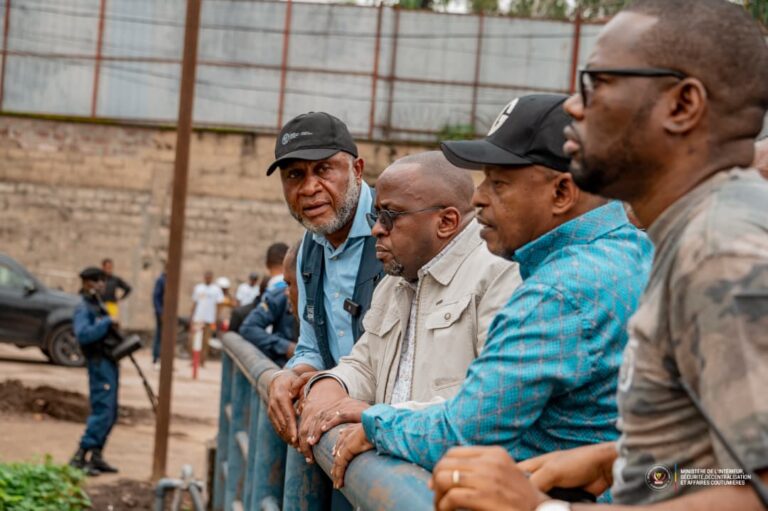 Démolition des constructions anarchiques à Kinshasa : le Gouvernement s’engage pour le respect des normes urbanistiques à la Baie de Ngaliema