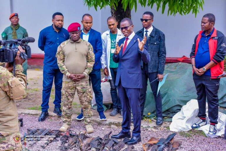 Désarmement de la milice Mobondo : la délégation présente l&rsquo;arsenal militaire au Ministre délégué Eliezer Ntambwe