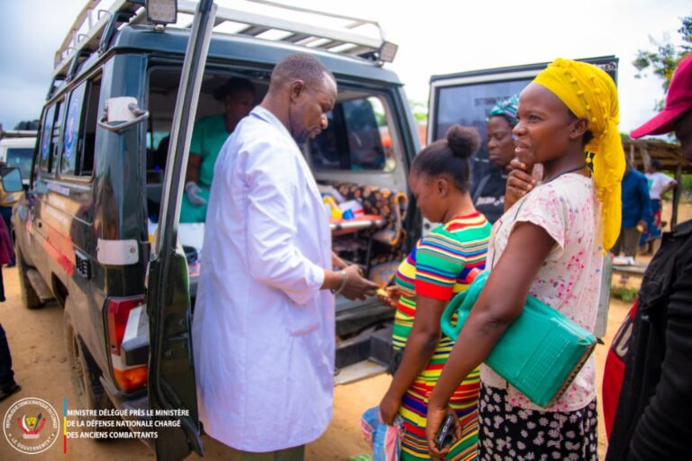 Maï-Ndombe : la population salue les efforts du Ministre délégué Eliezer Ntambwe pour la relance d&rsquo;activités deux mois après son passage