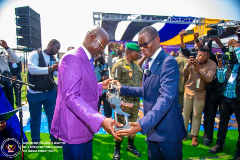 Remise d&rsquo;armes de la milice Mobondo aux FARDC : le Gouvernement félicite le Ministre délégué Eliezer Ntambwe pour son dévouement pour la  paixRemise d&rsquo;armes de la milice Mobondo aux FARDC : le Gouvernement félicite le Ministre délégué Eliezer Ntambwe pour son dévouement pour la  paix